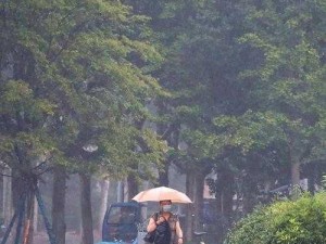 窗外秋雨绵绵，室内温暖如春，畅享奥克斯取暖器带来的舒适体验