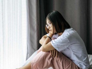 女人自己一个人在家怎么安慰、女人自己一个人在家怎么安慰？以下这些方法或许能帮到她